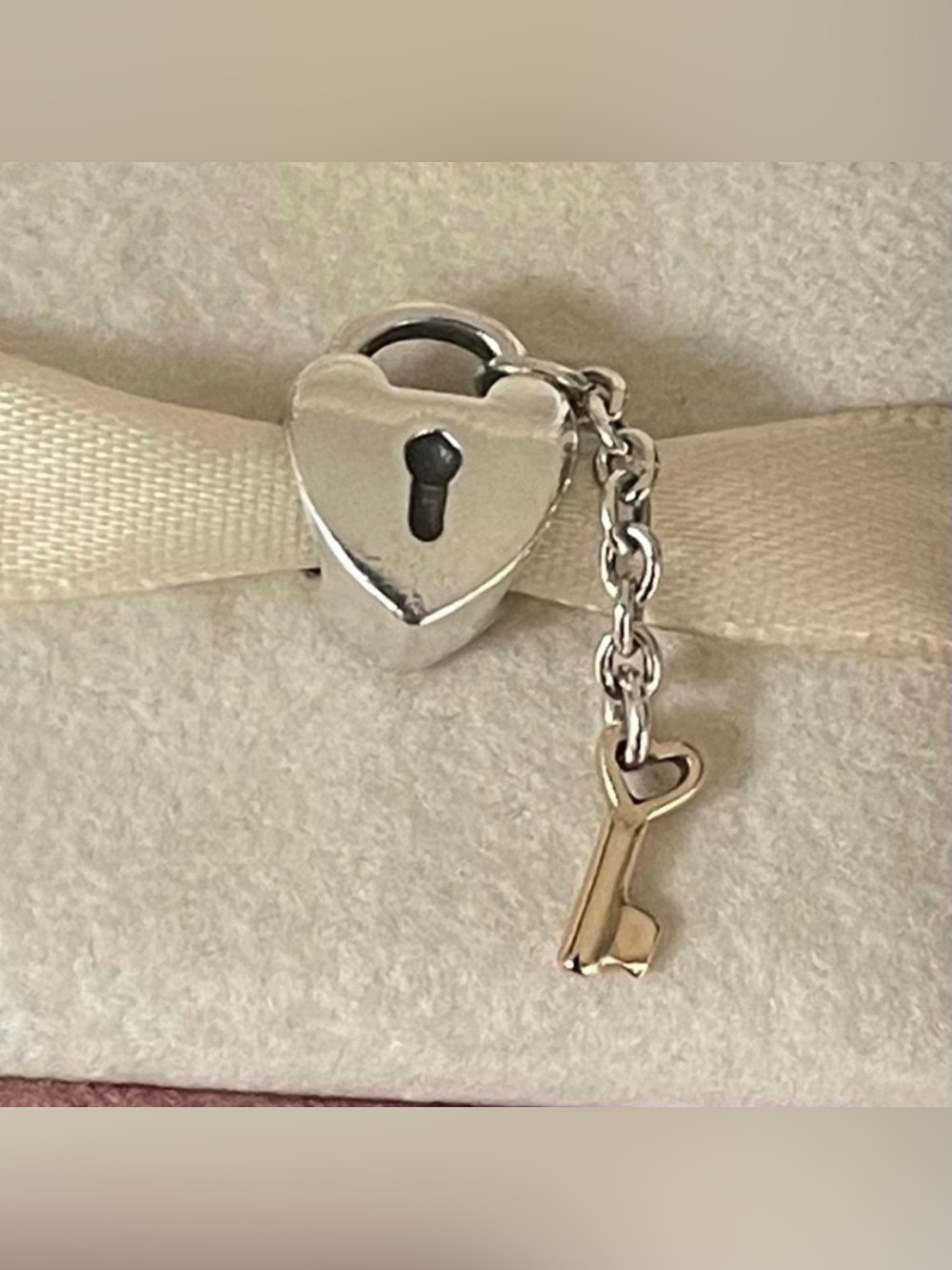 Pandora Locked Sterling Silver 925
Whit 14k Gold Key S925 ALE
Charm